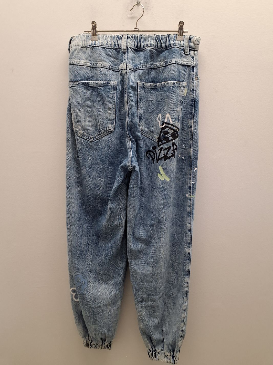 Bershka Grafitti Denim Jogger-Jeans